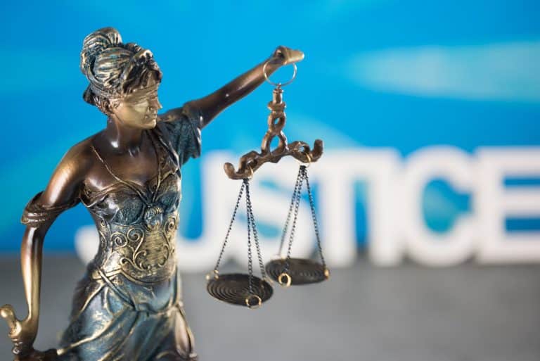 La Bilancia in Astrologia e Astrogenealogia: Quando l’Armonia Nasconde Antichi Dolori Familiari