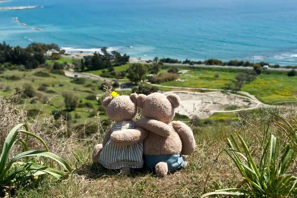 gemelli che guardano il mare