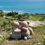 gemelli che guardano il mare