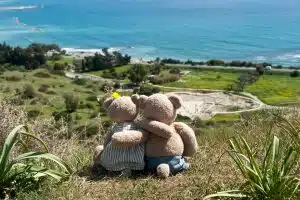 gemelli che guardano il mare